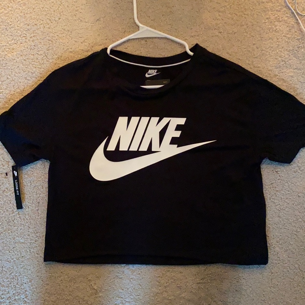 Women’s black Nike cropped shirt (new with tags)